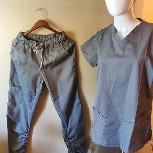 Fashion Unisex V-Neck, Deep Pockets Medical Scrub Uniform Set. Medium. Gray. - Picture 1 of 14
